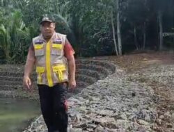 Kades Sanggi Tinjau Pembangunan Tanggul diBantaran Sungai Desa