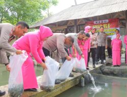 Dukung Ketahanan Pangan,Polresta Bandar Lampung Tebar Ribuan Benih Ikan