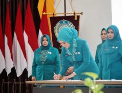 Ny.Purnama Wulansari Rahmad Mirzani Lantik Ny.Rahayu Riyanto Sebagai Ketua TP-PKK Kabupaten Pringsewu