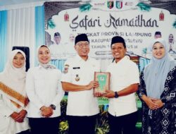 Safari Ramadan Ke Pringsewu, Rahmad Mirzani Djausal Terima Hadiah Kitab Suci Al-Quran Terjemahan Bahasa Lampung