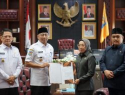 Gubernur Lampung Menyerahkan Surat PLT Bupati Way Kanan