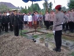 Proses Pemakaman AKP Anumerta Lusiyanto Dan Aipda Anumerta Petrus Berlangsung Khidmat