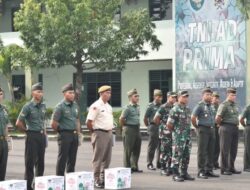 Danrem Berikan Bingkisan Kepada Parajurit Dan PNS