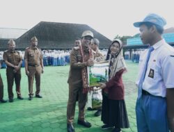 Bupati Pringsewu  H.Riyanto Pamungkas Pembina Upacara  di SMKN Gadingrejo