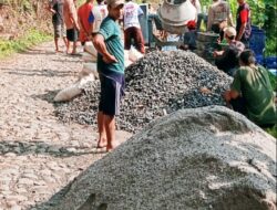 Inisiatif Kepala Kampung Ojo Lali: Warga Kompak Cor Jalan Demi Masa Depan Anak Bangsa