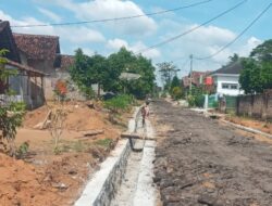 Kepala Kampung Ria Meri Turun Langsung, Warga Banjar Negara Gotong Royong Bangun Jalan Tanpa Dana Desa