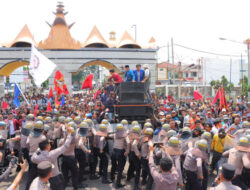 10.polisi Terluka Waktu Bentrok Demo Petani Ubi kayu  di Kantor Gubernur Lampung