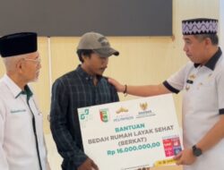 Bupati Pesawaran Serahkan Bantuan Bedah Rumah, Wujud Nyata Kepedulian untuk Warga Kurang Mampu