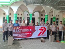 Wujudkan Polri untuk Masyarakat, Polsek Buay Bahuga Bersih-Bersih Masjid Bersama Warga