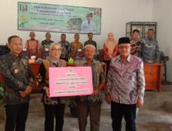 Ayu Asalasiyah Serahkan Bantuan Gabah Secara Simbolis ke Lumbung Pangan Masyarakat Kampung Pagar Iman