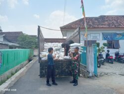 Serka Hamdan Bantu Penyaluran Beras Bansos dikecamatan Rajabasa