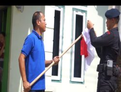 Tanamkan Semangatt Nasionalisme Brimob Lampung Bagikan Bendera ke Masyarakat.