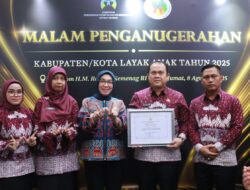 Bupati Ayu Asalasiyah Didampingi Kadis DP3APPKB Way Kanan Andi Oktaviandi Terima Penganugerahan Kabupaten Layak Anak