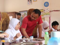 Babinsa Kelurahan Langkapura Dampingi  Kodim Roni Kurniawan Lounching Makan  Bergizi Gratis