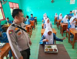 Kapolsek Monitoring Pembagian MBG Kepada Pelajar di Negeri Besar