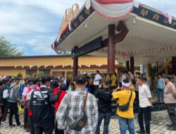 Sambut Aksi Damai di DPRD Way Kanan, Polisi Ajak Mahasiswa Bergandeng Tangan Jaga Kamtibmas