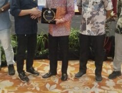 Kepala BAPENDA Lampung Slemat Riadi Menerima IWO Award  Lampung 2025