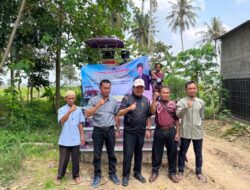 Irham Jafar Serahkan Bantuan Mesin Panen