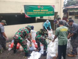 Koramil 410-05 /TKP Melaksanakan Kamis Bersih Di Sekitar Pasar Smep.