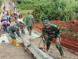 Satgas TMMD 126 Kodim 0427/Way Kanan Bersama Warga Kompak Laksanakan Pengecoran Jalan di Kampung Sriwijaya