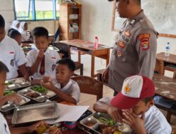Bhabinkamtibmas Polsek Negara Batin Monitoring MBG Kepada Pelajar di Sekolah