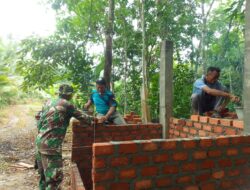 SATGAS TMMD KE-126 KODIM 0427/WAY KANAN BANGUN POS KAMLING DI KAMPUNG SRIWIJAYA