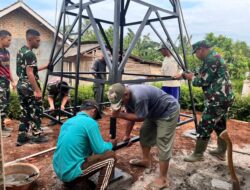 TNI dan Warga Kampung Sriwijaya Pasang Tower Air Sumur Bor dalam Rangka TMMD ke-126 Kodim 0427/Way Kanan