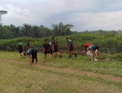 SATGAS TMMD KE-126 KODIM 0427/WAY KANAN GELAR KEGIATAN BERSIH LINGKUNGAN DAN OLAHRAGA