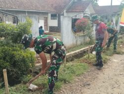 GOTONG ROYONG SATGAS TMMD KE-126 KODIM 0427/WAY KANAN BERSAMA MASYARAKAT KAMPUNG SRIWIJAYA BERSIHKAN PARIT
