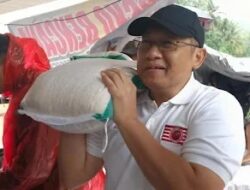 Ketum PKN Anas Urbaningrum Ikut Panggul Beras Berikan Bantuan Langsung Pasca Viral Ketum PAN