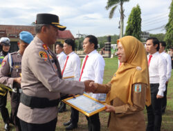Kapolres Way Kanan Beri Penghargaan Empat Belas Anggota Berprestasi dan Empat Warga di Negara Batin