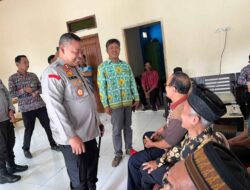 Jumat Berkah, Kapolres Way Kanan Salurkan Bansos di Balai Kampung Tanjung Raja Giham
