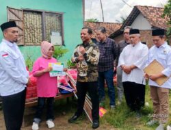 Rumah Roboh Diterjang Hujan dan Angin, Bupati Pringsewu Serahkan Bantuan untuk Warga Podomoro