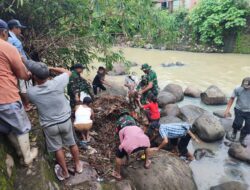 Personil Koramil 410-03/KBL lakukan Bersih Bersih Sungai Di Kampung Pancasila.