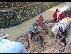 Kodim 410-06/Kedaton Gotong Royong Bangun Tanggul yang Cebol