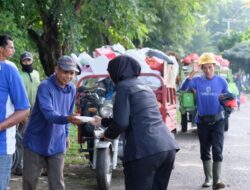 Jumat Berkah Polda Lampung,Polwan Humas Bagikan Ratusan Paket Nasi kepada Masyarakat