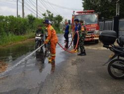 Babinsa Koramil 410-02/TBS dan Damkar Bersihkan Ceceran solar Tumpah