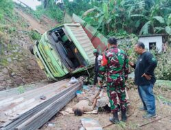 Koramil 410-01/Panjang Bersama Warga Bantu Mobil  Akibat Rem Blong