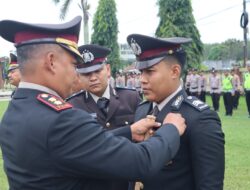 Upacara HKN Tahun 2026, Kapoles Way Kanan Berikan Penganugerahan Tanda Kehormatan Personel