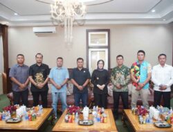 Ayu asalasiyah Bupati Way kanan terima Audensi Koni perkuat senergi demi kemajuan olahraga.