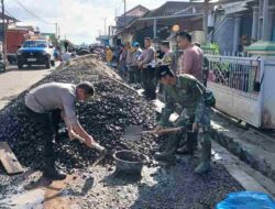 Sinergi Tingkatkan Kamtibmas Kondusif, Polisi dan Masyarakat Gotong Royong Pengecoran Jalan di Tiuh Balak Pasar Baradatu