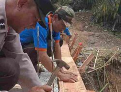 Polri Untuk Masyarakat, Kanit Binmas Polsek Buay Bahuga Gotong Royong Bangun Jembatan di Suka Dana