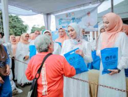 Ketua TP PKK Ibu Purnama Wulan Sari Mirza Bagikan Takjil di Mahan Agung