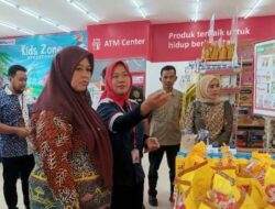 Wakil Bupati Pringsewu umi Laila Pantau Dua Ritel Modern di Pringsewu