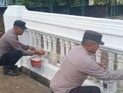 Sambut Bulan Suci Ramadhan 1447, Polsek Kasui Bantu Warga Bersihkan dan Cat Pagar di Masjid Al Iman