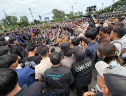 Brimob Polda Lampung Kawal Aksi Damai Mahasiswa di DPRD Dan Jamin Kebebasan Berpendapat.