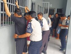 Deteksi Dini Gangguan Kamtib, Tim Satops Patnal Lapas Way Kanan Lakukan Penggeledahan Blok Hunian dan Tes Urine Bagi Petugas dan Warga Binaan.