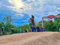 Aksi Jumping Crosser dan Melewati Lintasan Berlumpur Jadi Tontonan Seru Masyarakat di USAC Grasstrack Motocross 2026
