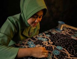 Bidan, Istri Prajurit, dan Pengrajin Tapis: Kisah Asri Merajut Tradisi Jadi Peluang