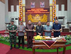 Rapat Paripurna DPRD Pringsewu Bahas Ranperda Pesantren, Momen Haru Iringi Ultah Bupati